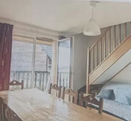 Dans Bois De La Reine, Et Saint Anastaise *