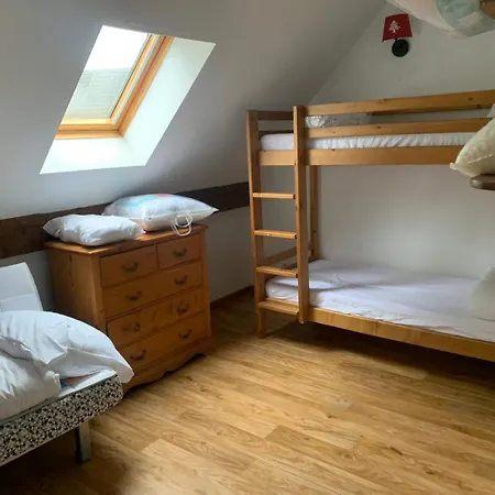 Dans Bois De La Reine, Et Saint Anastaise *